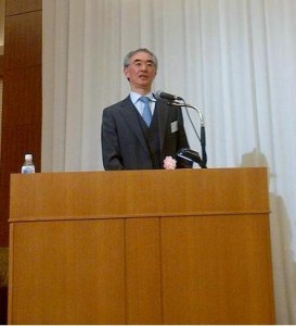 写真は基調講演を行う谷岡一郎会長