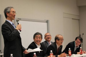 写真は左から谷岡会長、岩屋衆議院議員(自民党、超党派議連会長代行)、古賀衆議院議員(民主党、超党派議連会長)、溝畑内閣官房参与（前観光庁長官）、美原副会長【写真提供は主催者団体の一つである日本カジノ健康保養学会の中西昭憲氏】